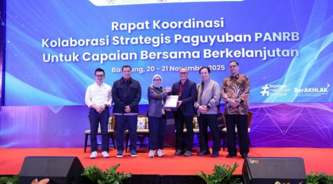 Menteri PANRB Rini Widyantini saat hadir di  Rapat Koordinasi Paguyuban PANRB Tahun 2025, di Bandung, Kamis (20/11/2025). (foto : Humas Kemen PANRB)