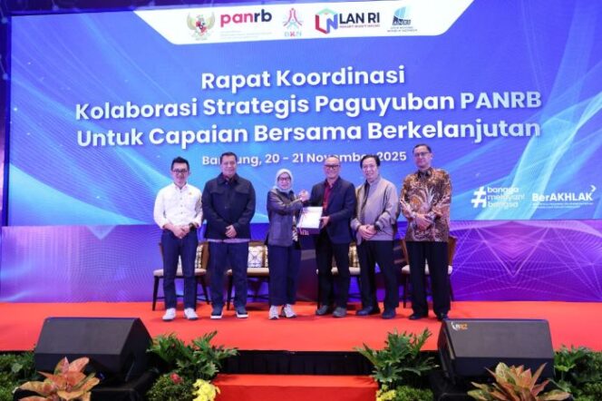 
					Menteri PANRB Rini Widyantini saat hadir di  Rapat Koordinasi Paguyuban PANRB Tahun 2025, di Bandung, Kamis (20/11/2025). (foto : Humas Kemen PANRB)