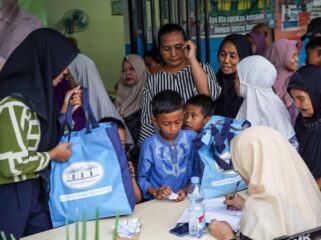 Warga Kelurhan Cempaka Baru saat menerima paket bantuan sembako. (Foto : Kominfotik Jakpus)