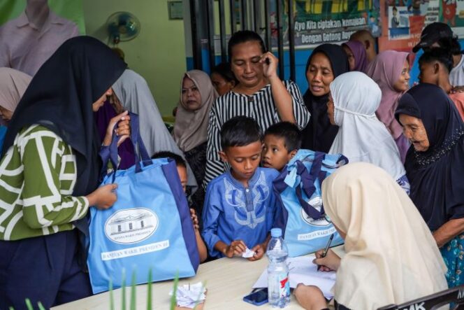 
					Warga Kelurhan Cempaka Baru saat menerima paket bantuan sembako. (Foto : Kominfotik Jakpus)