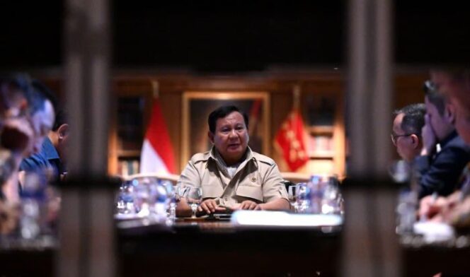 
					Presiden Prabowo Subianto saat  memimpin rapat bersama para menteri Kabinet Merah Putih (Foto : Kementerian Setneg)