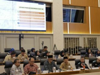  Ketua Umum SPI. 
 Henry Saragih bersama jajaran pengurus, saat mengikuti RDPU dengan Komisi IV DPR RI. (Foto; Ist)