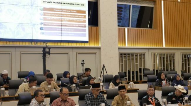  Ketua Umum SPI. 
 Henry Saragih bersama jajaran pengurus, saat mengikuti RDPU dengan Komisi IV DPR RI. (Foto; Ist)