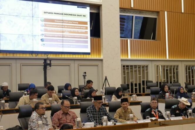 
					 Ketua Umum SPI. 
 Henry Saragih bersama jajaran pengurus, saat mengikuti RDPU dengan Komisi IV DPR RI. (Foto; Ist)