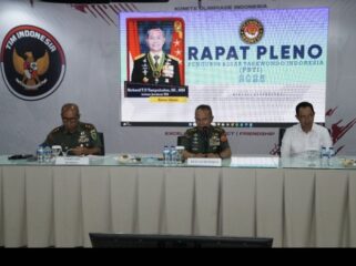 Ketua Umum Pengurus Besar Taekwondo Indonesia (Ketum PBTI) Letnan Jenderal TNI Richard Tampubolon, S.H.,M.M saat memimpin rapat pleno . (foto : Puspen TNI )