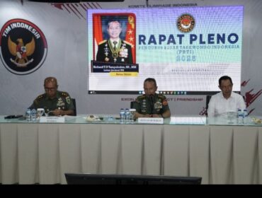 Ketua Umum Pengurus Besar Taekwondo Indonesia (Ketum PBTI) Letnan Jenderal TNI Richard Tampubolon, S.H.,M.M saat memimpin rapat pleno . (foto : Puspen TNI )