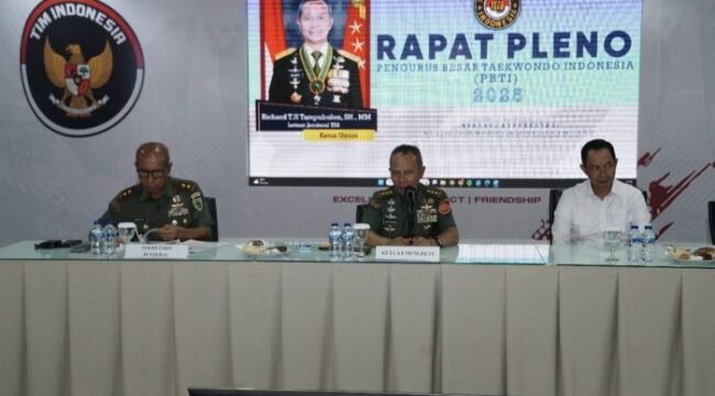 Ketua Umum Pengurus Besar Taekwondo Indonesia (Ketum PBTI) Letnan Jenderal TNI Richard Tampubolon, S.H.,M.M saat memimpin rapat pleno . (foto : Puspen TNI )