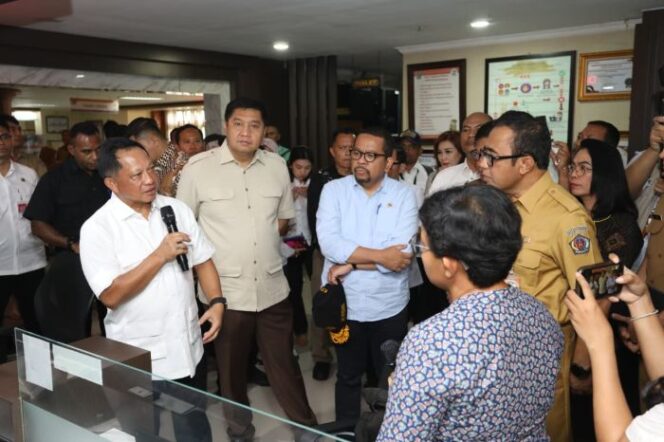 
					Menteri Dalam Negeri Tito Karnavian saat meninjau MPP Sewaka Dharma Denpasar Bali. (Foto : Puspen Kemendagri)
