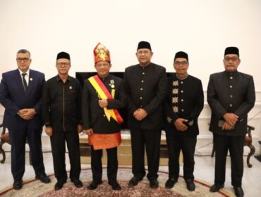 Mendagri Tito Karnavian saat berama dengan para tokoh Aceh usai menerima gelar Petua Panglima Hukom Nanggroe. (Foto: Puspen Kemendagri).