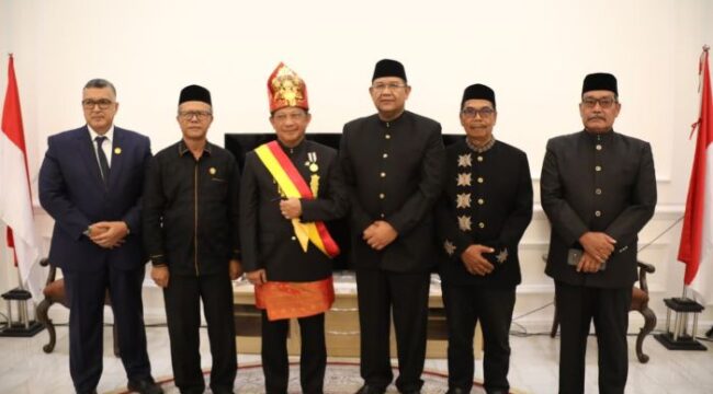 Mendagri Tito Karnavian saat berama dengan para tokoh Aceh usai menerima gelar Petua Panglima Hukom Nanggroe. (Foto: Puspen Kemendagri).