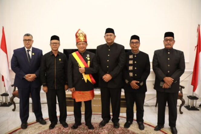 
					Mendagri Tito Karnavian saat berama dengan para tokoh Aceh usai menerima gelar Petua Panglima Hukom Nanggroe. (Foto: Puspen Kemendagri).