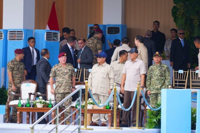 
					Panglima TNI Jenderal TNI Agus Subiyanto (Pojok kanan) saat mendampingi Presiden Prabowo Subianto. (Foto : Puspen TNI ) 