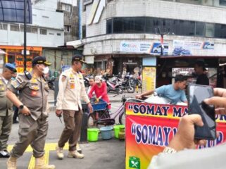 Kasatpol PP TP Purba saat memimpin Razia PKL dan Parkir Liar. (Foto : Sirhan/ Jejaknarasi.id)