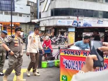 Kasatpol PP TP Purba saat memimpin Razia PKL dan Parkir Liar. (Foto : Sirhan/ Jejaknarasi.id)