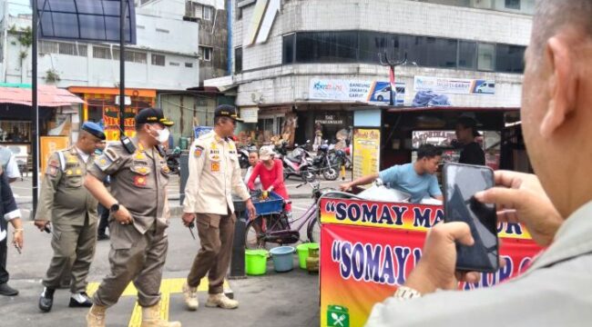 Kasatpol PP TP Purba saat memimpin Razia PKL dan Parkir Liar. (Foto : Sirhan/ Jejaknarasi.id)