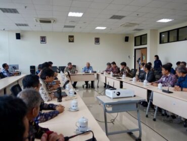 Menko Perekonomian Airlangga Hartarto saat berdialog dengan  akademisi Fakultas Teknik Universitas Gajah Mada Yogyakarta. (Foto : Humas Kemenko Perekonomian)