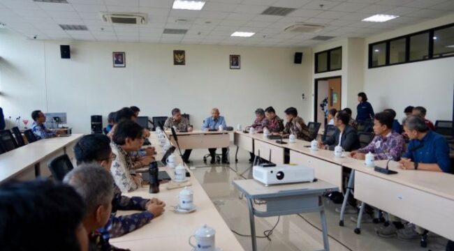 Menko Perekonomian Airlangga Hartarto saat berdialog dengan  akademisi Fakultas Teknik Universitas Gajah Mada Yogyakarta. (Foto : Humas Kemenko Perekonomian)