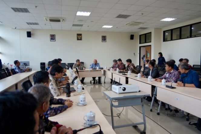 
					Menko Perekonomian Airlangga Hartarto saat berdialog dengan  akademisi Fakultas Teknik Universitas Gajah Mada Yogyakarta. (Foto : Humas Kemenko Perekonomian)