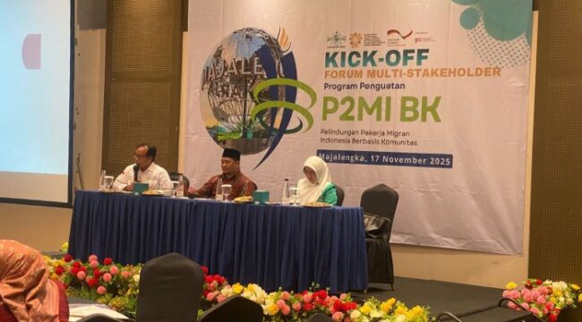 Ketua PC Fatayat NU Majalengka Hj. Upik Rofiqoh Hj. Upik Rofiqoh, (Kanan) saat menghadiri Kick Off Forum Multi Stakeholder Penguatan Pelindungan Pekerja Migran Indonesia (PMI) . (Foto : Ist)