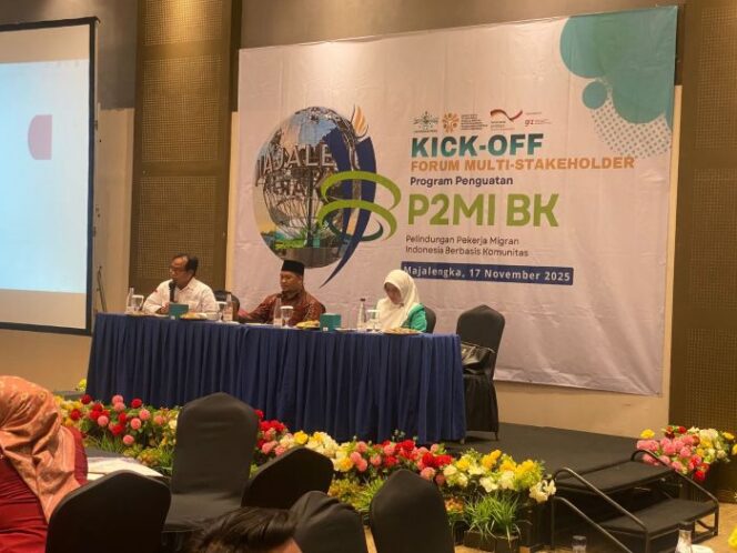 
					Ketua PC Fatayat NU Majalengka Hj. Upik Rofiqoh Hj. Upik Rofiqoh, (Kanan) saat menghadiri Kick Off Forum Multi Stakeholder Penguatan Pelindungan Pekerja Migran Indonesia (PMI) . (Foto : Ist)