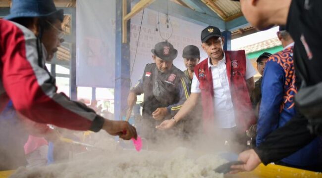 Wakil Menteri Sosial (Wamensos), Agus Jabo Priyono memberikan santunan untuk 3 ahli waris dari 5 korban meninggal dunia akibat bencana tanah longsor di Desa Cibeunying, Kecamatan Majenang, Kabupaten Cilacap, Jawa Tengah, Minggu (16/11/2025). Agus Jabo juga meninjau langsung lokasi bencana dan menjenguk para korban luka. (Foto: Biro Humas Kemensos)