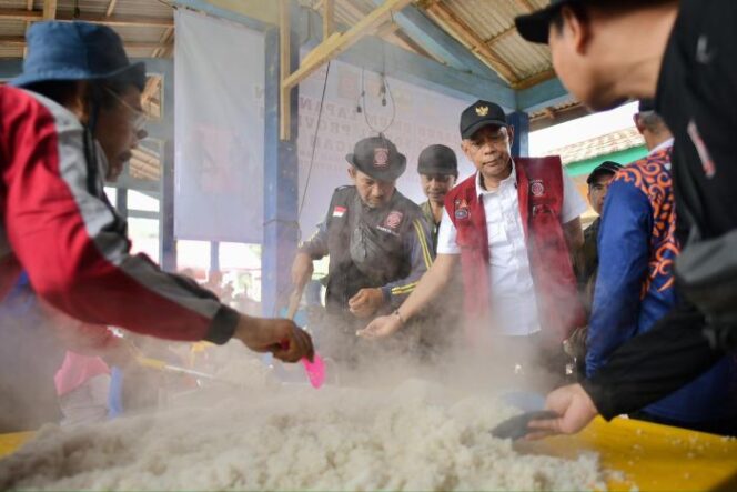 
					Wakil Menteri Sosial (Wamensos), Agus Jabo Priyono memberikan santunan untuk 3 ahli waris dari 5 korban meninggal dunia akibat bencana tanah longsor di Desa Cibeunying, Kecamatan Majenang, Kabupaten Cilacap, Jawa Tengah, Minggu (16/11/2025). Agus Jabo juga meninjau langsung lokasi bencana dan menjenguk para korban luka. (Foto: Biro Humas Kemensos)