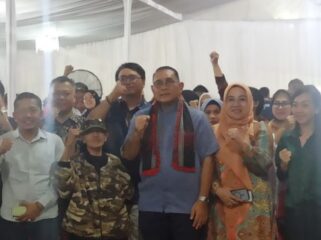 Wali Kota Jakarta Pusat saat foto bersama dengan masyarakat Karang Anyar Jakarta Pusat (Foto: Ist)