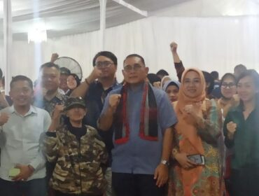 Wali Kota Jakarta Pusat saat foto bersama dengan masyarakat Karang Anyar Jakarta Pusat (Foto: Ist)