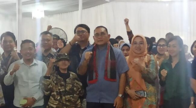 Wali Kota Jakarta Pusat saat foto bersama dengan masyarakat Karang Anyar Jakarta Pusat (Foto: Ist)