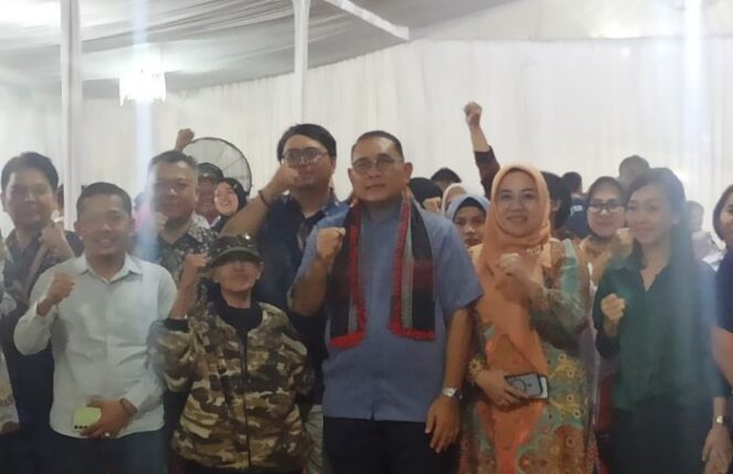 
					Wali Kota Jakarta Pusat saat foto bersama dengan masyarakat Karang Anyar Jakarta Pusat (Foto: Ist)
