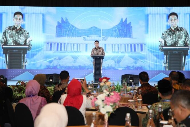 
					Wakil Menteri Dalam Negeri (Wamendagri) Akhmad Wiyagus saat memberikan arahan kepada para peserta Rakor Pengembanga SDM Aparatur Pemerintahan dalam Negeri. (Foto : Pispen Kemendagri)