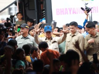 Presiden Prabowo Subianto saat tiba di pengungsian korba bencana alam di Aceh Tamiang. )Foto : BPMI)