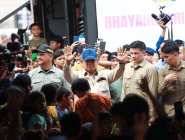 Presiden Prabowo Subianto saat tiba di pengungsian korba bencana alam di Aceh Tamiang. )Foto : BPMI)