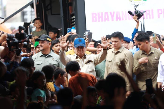 Presiden Prabowo Subianto saat tiba di pengungsian korba bencana alam di Aceh Tamiang. )Foto : BPMI)