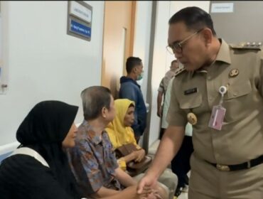 Wali Kota Jakarta Pusat Drs. Arifin Saat berinteraksi dengan salah satu pasien di RSUD Tanah Abang. (Foto : PWI Jakpus)