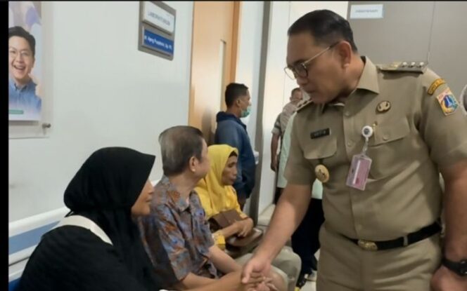 
					Wali Kota Jakarta Pusat Drs. Arifin Saat berinteraksi dengan salah satu pasien di RSUD Tanah Abang. (Foto : PWI Jakpus)