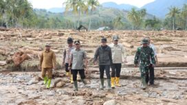 Wakil Menteri Dalam Negeri (Wamendagri) Bima Arya Sugiarto saat meninjau lokasi banjir di Solok Sumatera Barat. (Foto : Puspen Kemendagri)