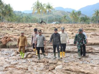Wakil Menteri Dalam Negeri (Wamendagri) Bima Arya Sugiarto saat meninjau lokasi banjir di Solok Sumatera Barat. (Foto : Puspen Kemendagri)