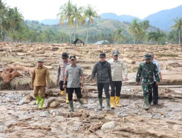 Wakil Menteri Dalam Negeri (Wamendagri) Bima Arya Sugiarto saat meninjau lokasi banjir di Solok Sumatera Barat. (Foto : Puspen Kemendagri)