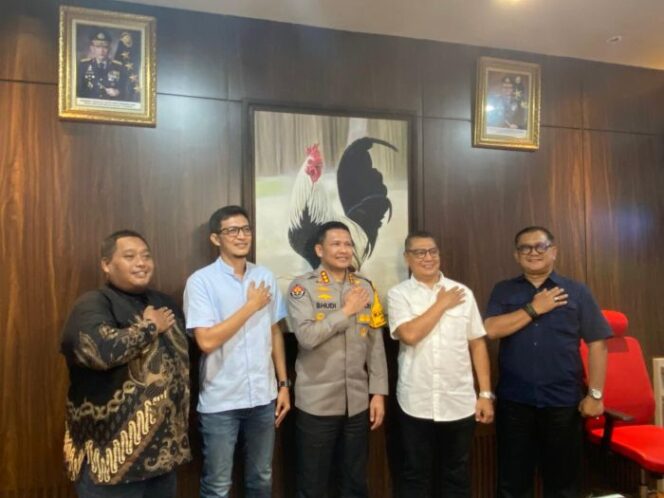 
					Ketua PWI Jaya Kesit B Handoyo dan jajaran pengurus saat berfoto bersama dengan Humas Polda Metro Jaya Kombes Bhudi Hermanto (Foto : PWI Jaya)