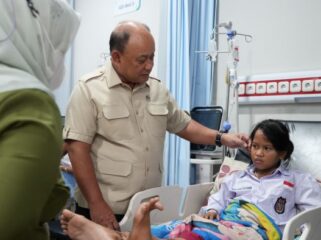 Kepala Badan Gizi Nasional (BGN) Dadan Hindayana saat menjenguk salah satu siswa korban mobil MBG. (Foto: Humas BGN)