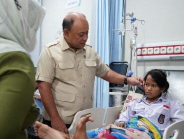 Kepala Badan Gizi Nasional (BGN) Dadan Hindayana saat menjenguk salah satu siswa korban mobil MBG. (Foto: Humas BGN)