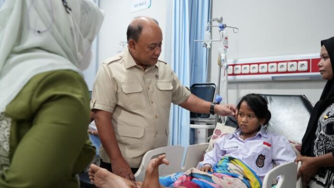 
					Kepala Badan Gizi Nasional (BGN) Dadan Hindayana saat menjenguk salah satu siswa korban mobil MBG. (Foto: Humas BGN)