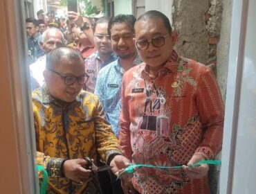 Wali Kota Jakarta Pusat Drs.Arifin M.AP (Kanan) saat meluncurkan program bedah riumah untuk warga duafa di kecamatan Menteng. (Foto: 