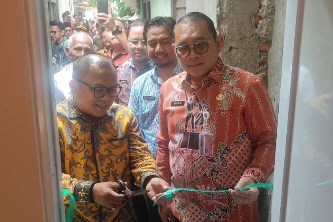 
					Wali Kota Jakarta Pusat Drs.Arifin M.AP (Kanan) saat meluncurkan program bedah riumah untuk warga duafa di kecamatan Menteng. (Foto: 