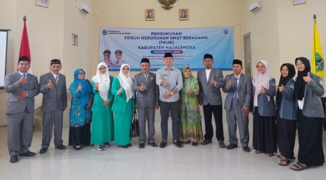 Ketua Pimpinan Cabang Fatayat NU Kabupaten Majalengka ,Hj. Upik Rofiqoh, S.Pd.I (Nomor lima dari kiri)  saat foto beeama Wakil Bupati  Majalengka Dena Muhammad Ramdhan usai pengukuhan Forum Kerukunan Umat Beragama (FKUB) .(foto : Ist)