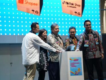 Menko Perekonomian Airlangga Hartarto saat menekan sirine sebagai tanda diluncurkannya HARBOLNAS 2025. (Foto : Humas Kemenko Perekonomian)