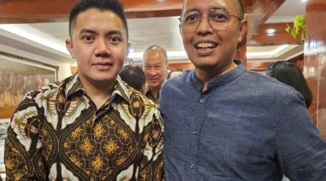 Mantan kepala komunikasi kepresidenan, Hasan Nasbi bersama dengan Sekretaris Kabinet Letkol Teddy (Foto: Ig Hasan Nasbi)