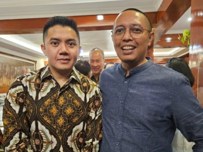 
					Mantan kepala komunikasi kepresidenan, Hasan Nasbi bersama dengan Sekretaris Kabinet Letkol Teddy (Foto: Ig Hasan Nasbi)
