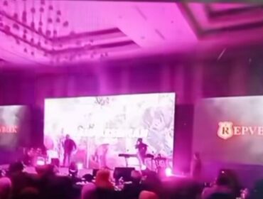 Penampilan Band Republik yang diduga menjadi bagian dari rangkaian acara rakor Pemkab Tangerang di Bandung. (Foto: 1st)